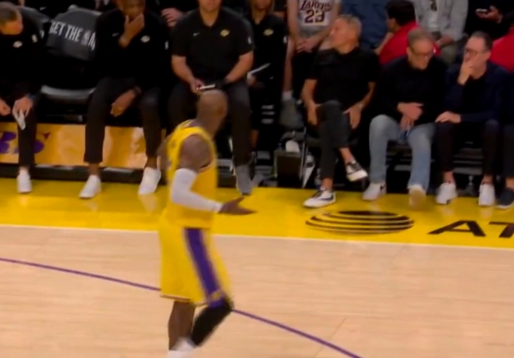 云开体育app下载安装-担当！詹姆斯询问教练组：八村几犯了？有必要的话 我来防约基奇