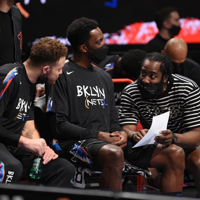 云开体育app下载安装-雄鹿连扳两场大胜篮网 欧文伤退死神独木难支