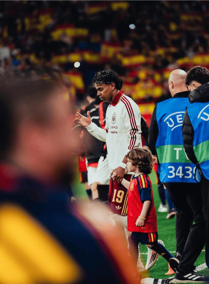 西班牙球迷唱歧视穆斯林口号，亚马尔发文谴责种族歧视|埃及|拉米内·亚马尔|西班牙足球队|足球|世界杯_新浪体育_新浪新闻