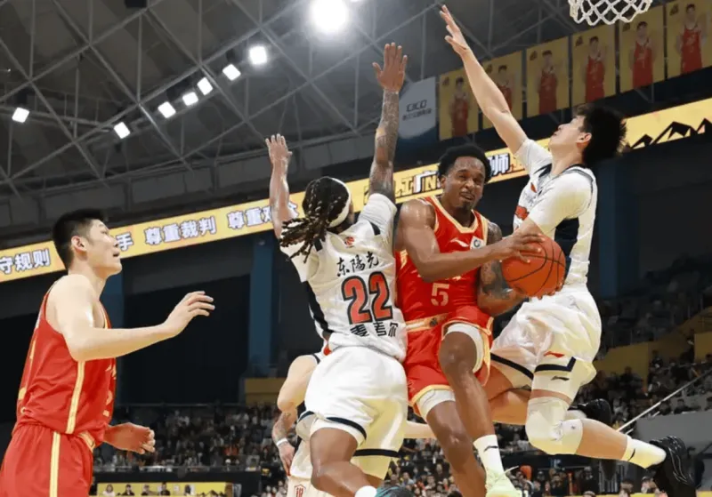 开云体育下载-小巴里-布朗全场21中7，三分8中2得到21分3篮板3助攻2抢断